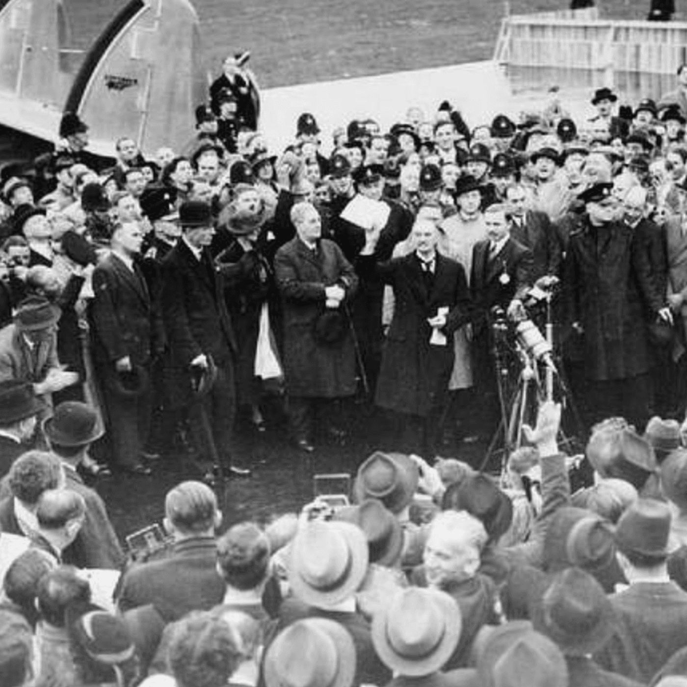 S8 Ep172: 1940: The Fall of France and the Rise of Churchill: Colleague Charles Spicer recounts that as the British Expeditionary Force retreated from Dunkirk in May 1940, Winston Churchill became Prime Minister and actively utilized intelligence from Christie and 